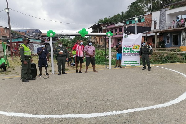 Binomio Policía y comunidad recuperan cancha de microfútbol en el barrio minuto de Dios Con ayuda de la comunidad recuperamos cancha de microfútbol en un barrio de Quibdó