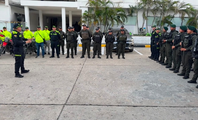Grupo de uniformados reunidos en formaci&oacute;n en un parqueadero, durante una actividad de coordinaci&oacute;n institucional.