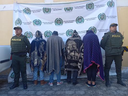 Captura de cuatro implicados en intento de asonada Uniformados fueron atacados por un grupo de desadaptados.