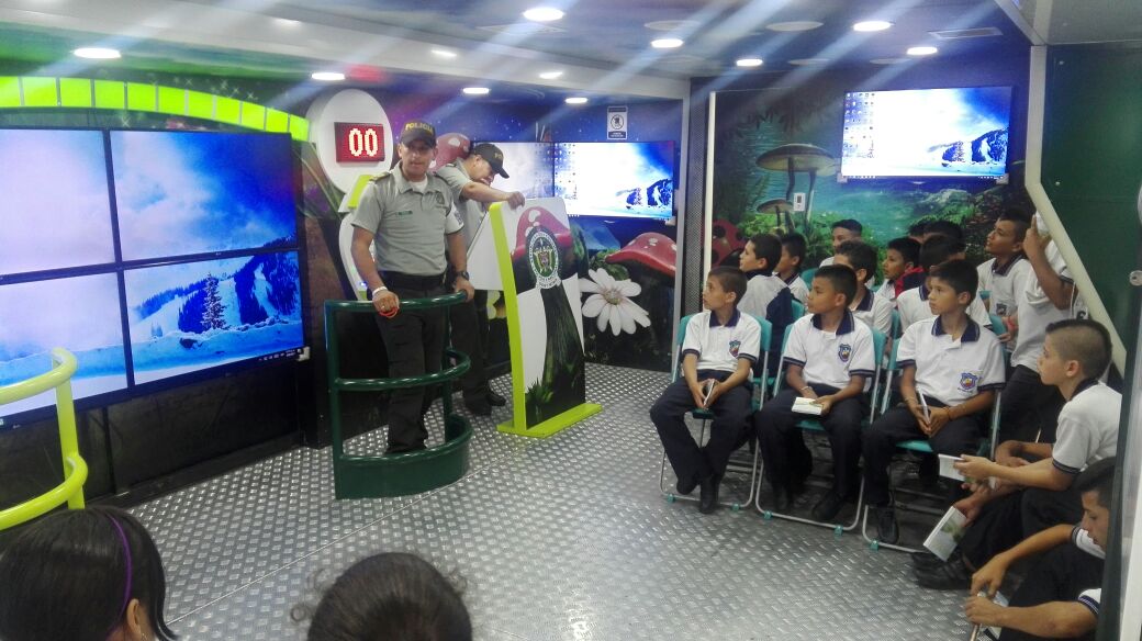 Bus interactivo de la Policía, llegó al municipio de Santa Rosa de Cabal