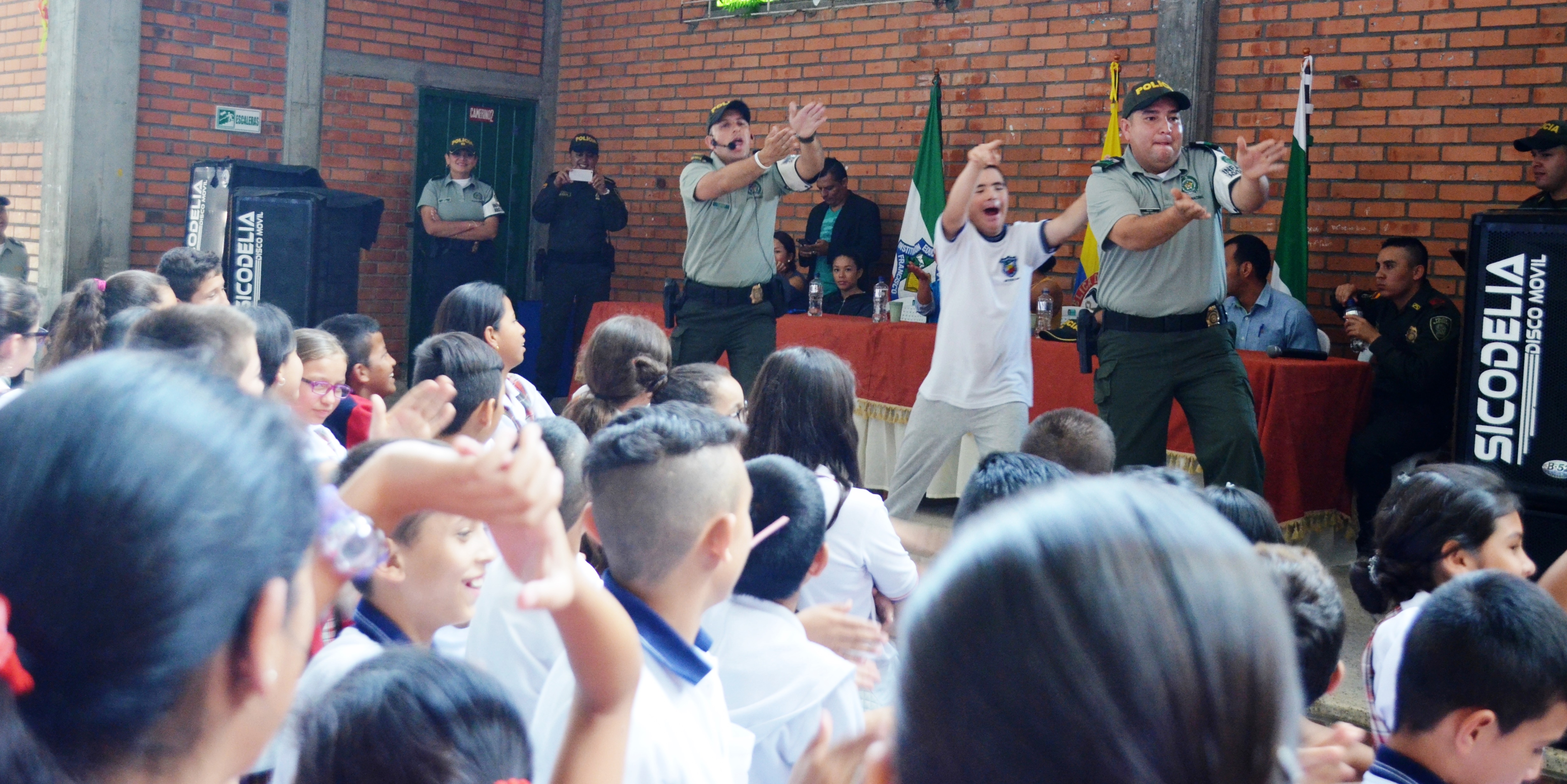 más de 150 niños disfrutaron y aprendieron de una forma ludico recreativa el bus iteractivo de la policía llegó a Santa Rosa de Cabal