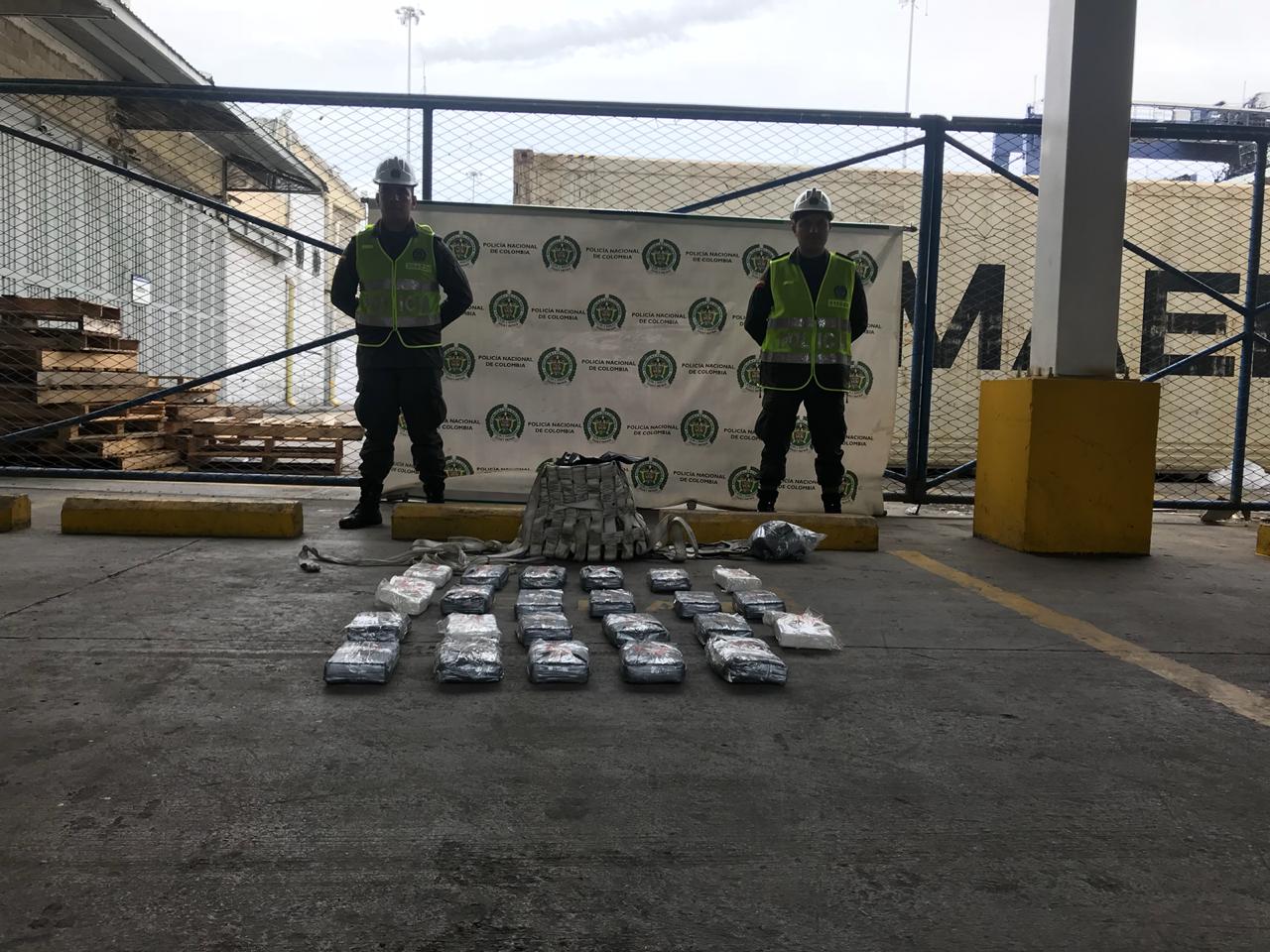 Buzos-de-la-Policía-Antinarcóticos-encontraron-cocaína  Buzos-de-la-Policía-Antinarcóticos-encontraron-cocaína