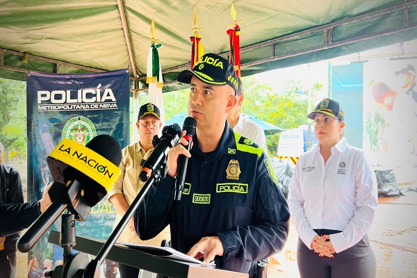 Señor coronel Héctor Jairo Betancourt Rojas en rueda de prensa por la desarticulación de la organización criminal “Los Rompevidrios” en Neiva 