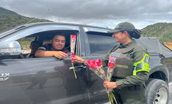 Policía entrega rosas en la vía 