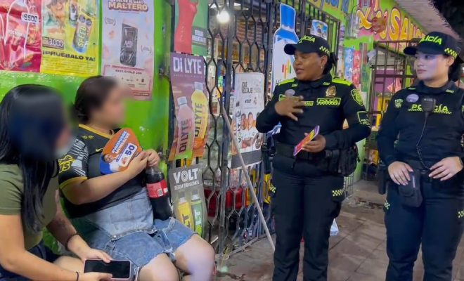 Polic&iacute;as brindan charlas.