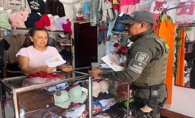 Policía realizando campañas de prevención para celebración de amor y amistad