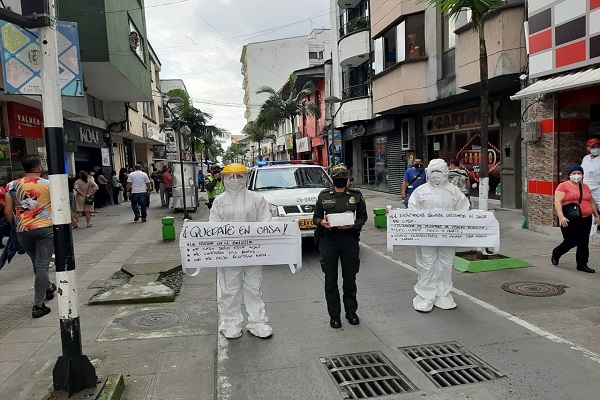 Con tapabocas gigantes se busca generar conciencia en la ciudadanía y resaltar el uso correcto.