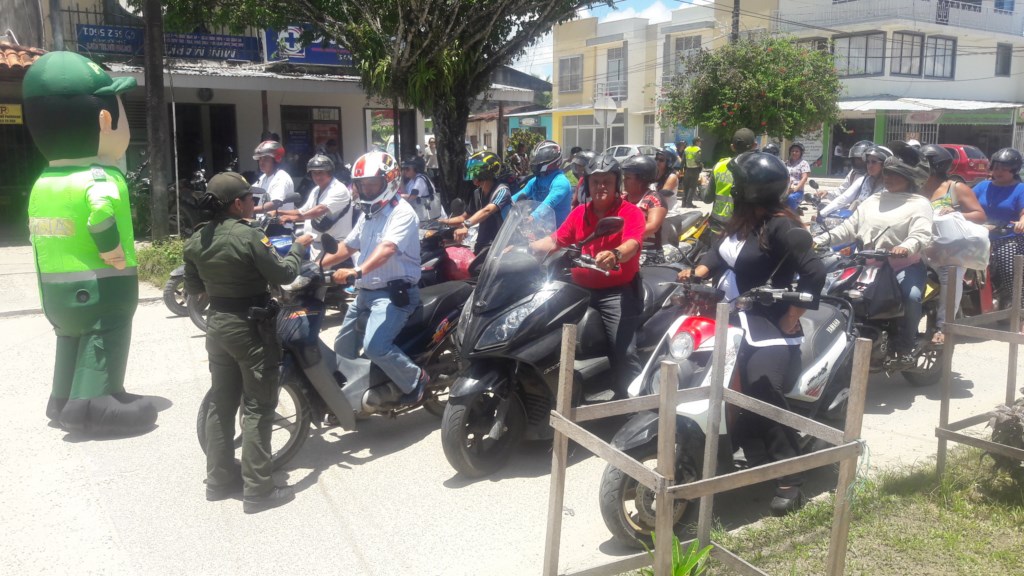 Se requiere la participación de toda la comunidad para mejorar nuestros malos hábitos en la vía 