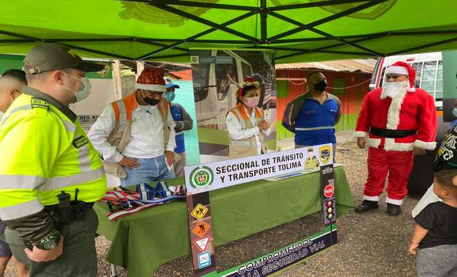 policías realizando campaña de prevención 