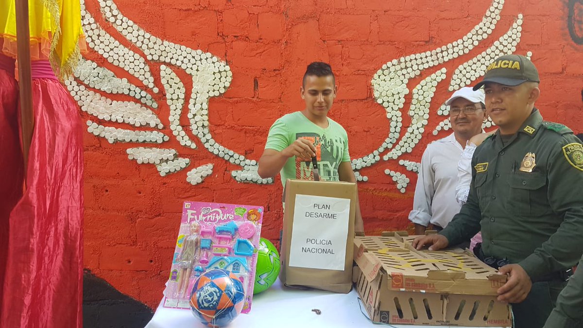 Entrega de armas blancas en Campoalegre mural_ángeles_de_vida_pactos_de_paz_Policía_Huila_Campoalegre