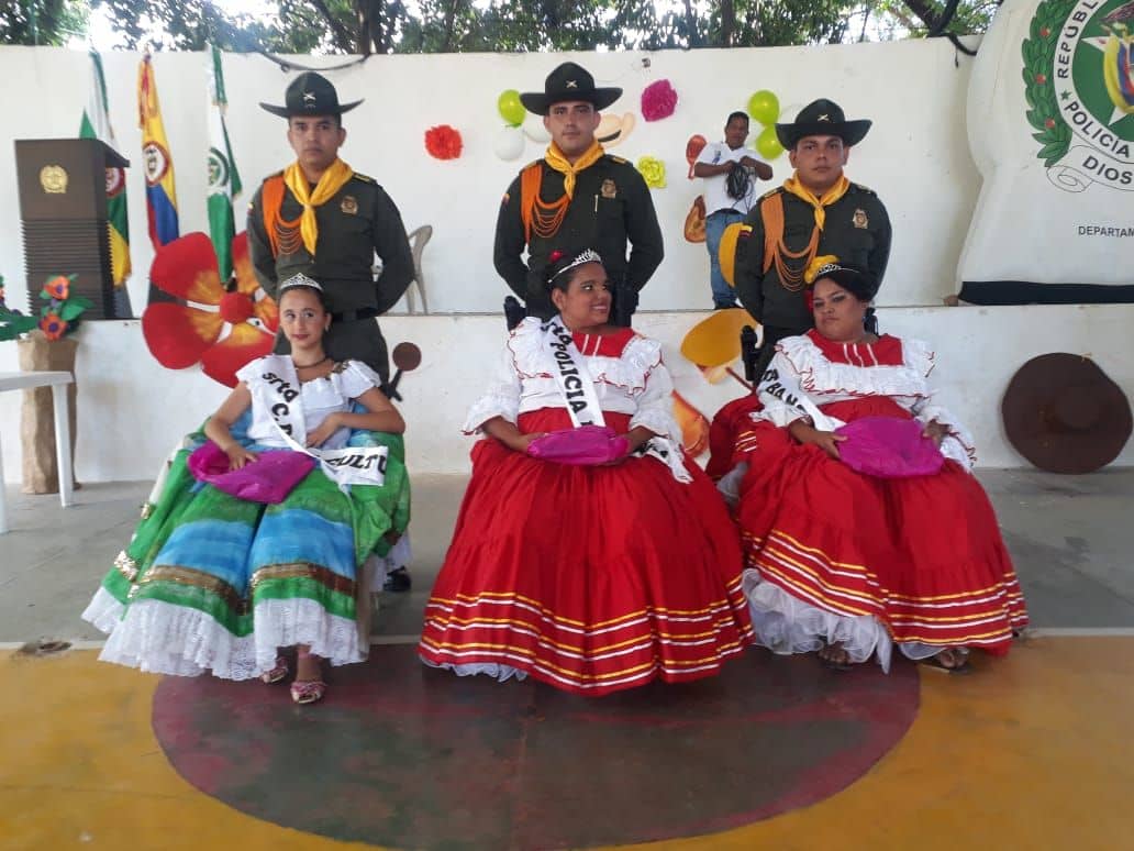 Candidatas con sus respectivos parejos Carabineros candidatas-con-parejos-policía-carabinero-Huila-Baraya