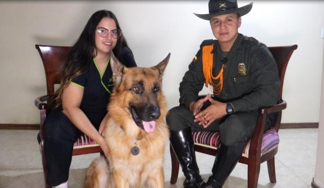 Subintendente de la Policía en Cali, entrenó a un canino para salvar la vida de su cuidadora Subintendente de la Policía en Cali, entrenó a un canino para salvar la vida de su cuidadora