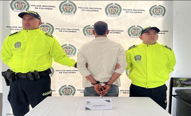 Policías custodian persona capturada en Backing institucional 