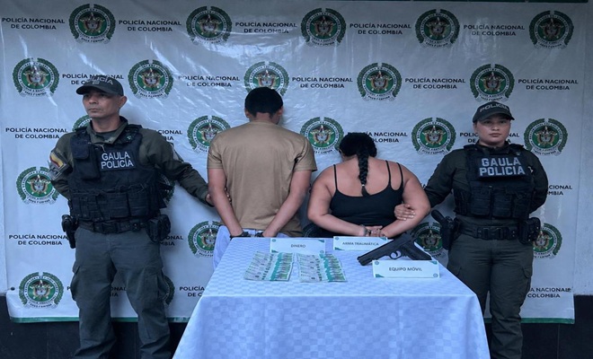 Polic&iacute;as custodian personas capturadas por el delito de extorci&oacute;n en Backing Institucional 