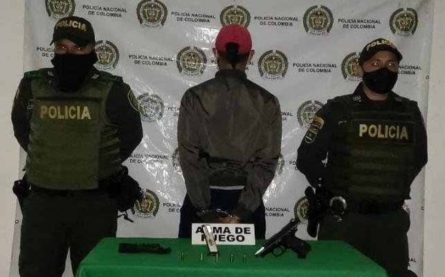 Por diferentes delitos es capturado alias "el barbado" 1 persona capturada-policías custodiando-arma de fuego incautada
