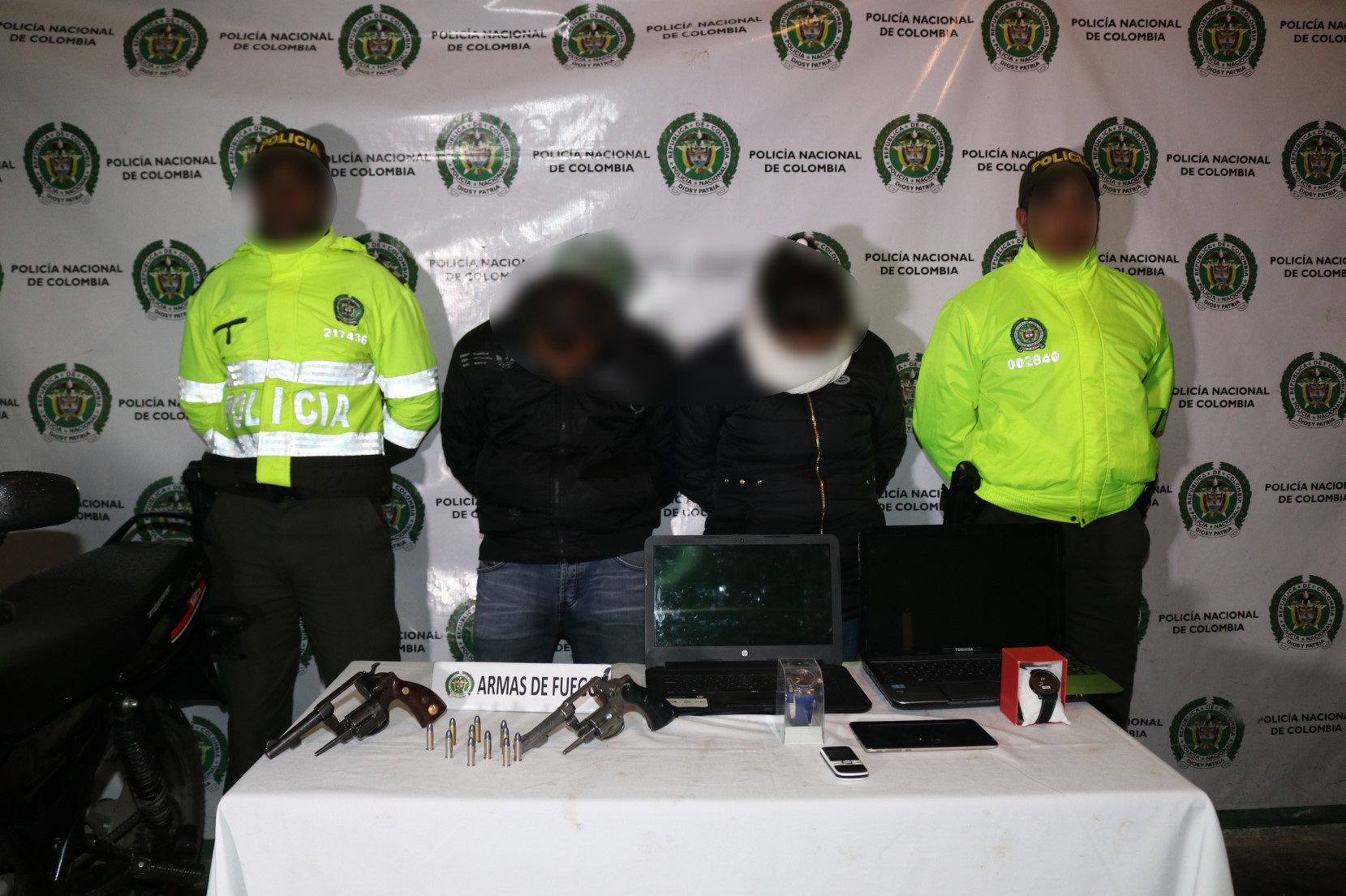 Capturados en flagrancia después de hurtar en una residencia    se movilizaban en motocicleta con los elementos hurtados y dos armas de fuego