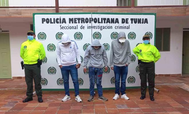 Todos contra la delincuencia Personas capturadas y policías custodiando