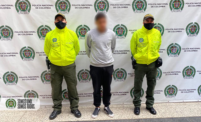 Policías custodian a sujeto capturado por hurto mediante fleteo en Medellín