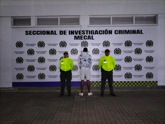 Policía Nacional capturó a presuntos responsables de doble homicidio en el barrio Ciudad Pacifica de Cali Persona capturada-policías custodiando