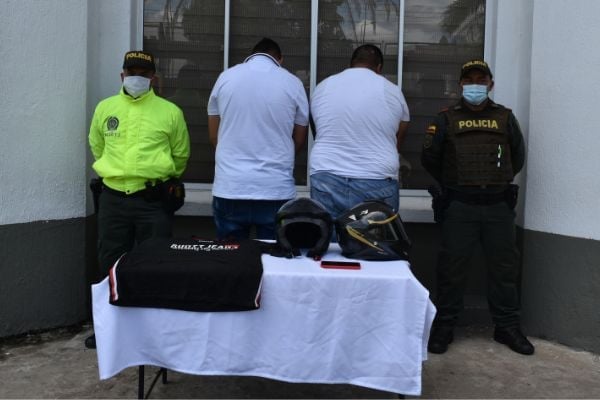 Ofensiva contra el hurto en Barrancabermeja Personas capturadas-policías custodiando