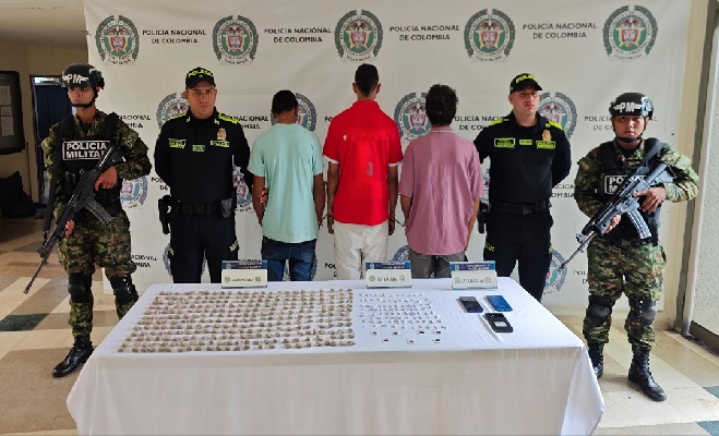 Tres hombres capturados en medio de Polic&iacute;a y Ej&eacute;rcito con droga incautada y tres celulares sobre una mesa
