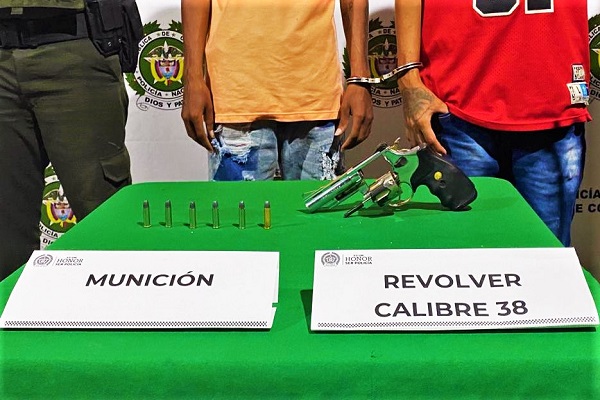 Incautan arma de fuego 