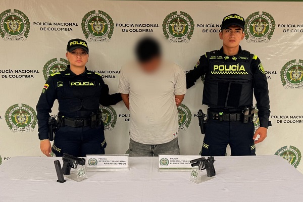 Dos Policías con una hombre capturado por porte ilegal