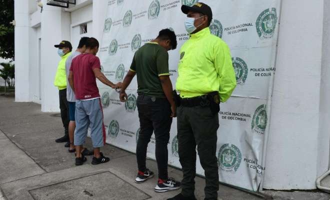 Ofensiva contra el hurto Personas capturadas-policías custodiando