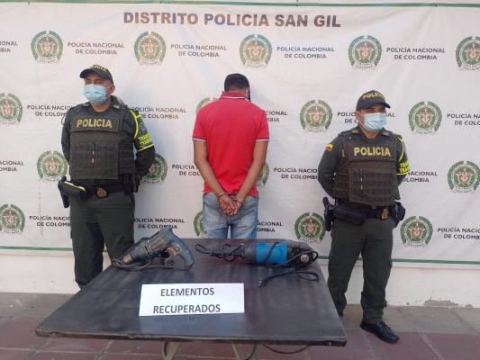 Aprovechándose que era empleado de un taller, un extranjero habría hurtado herramientas  una persona capturada-elementos incautados