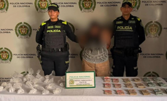 Mujer capturada en medio de dos Polic&iacute;as