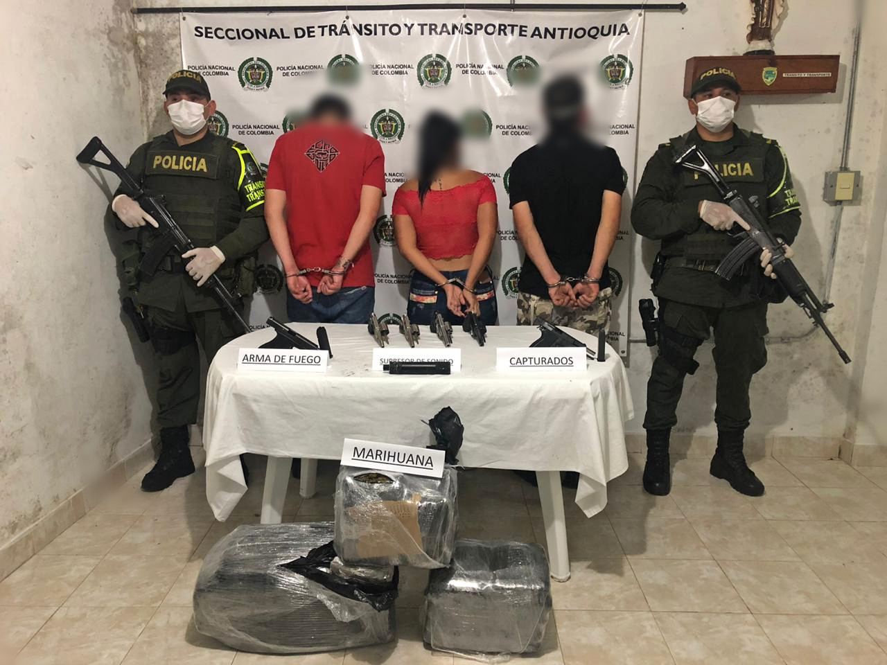 quienes transportaban 06 armas de fuego se capturan 03 personas entre ellos 01 femenina
