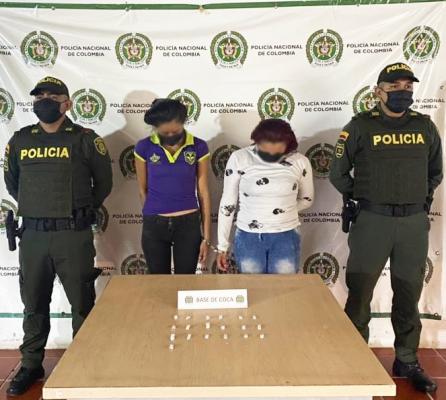 Mujeres capturadas con estupefacientes  personas capturadas-policías custodiando