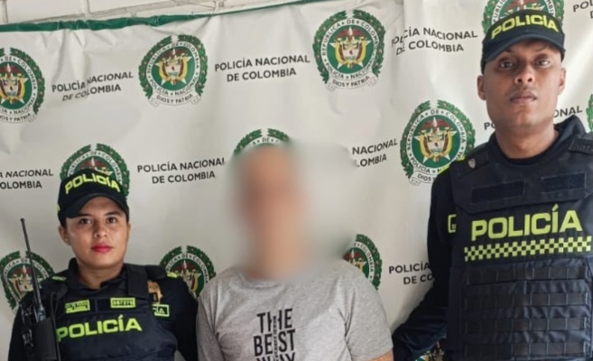hombre camiseta gris rostro tapado hombre policia y mujer policia