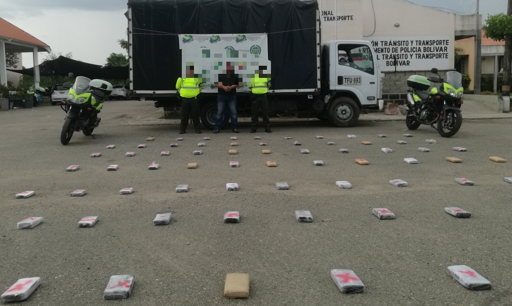 Policía de bolívar  incautó  60 kilos de cocaína que venían  camuflados en cajas de cartón en el interior de un camión. Capturado con 60 kilos de cocaína en un camión