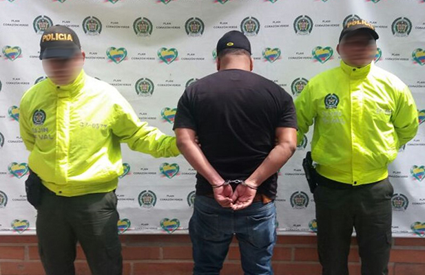 Policías de la Sijin custodian a hombre capturado conocido como "don berna"