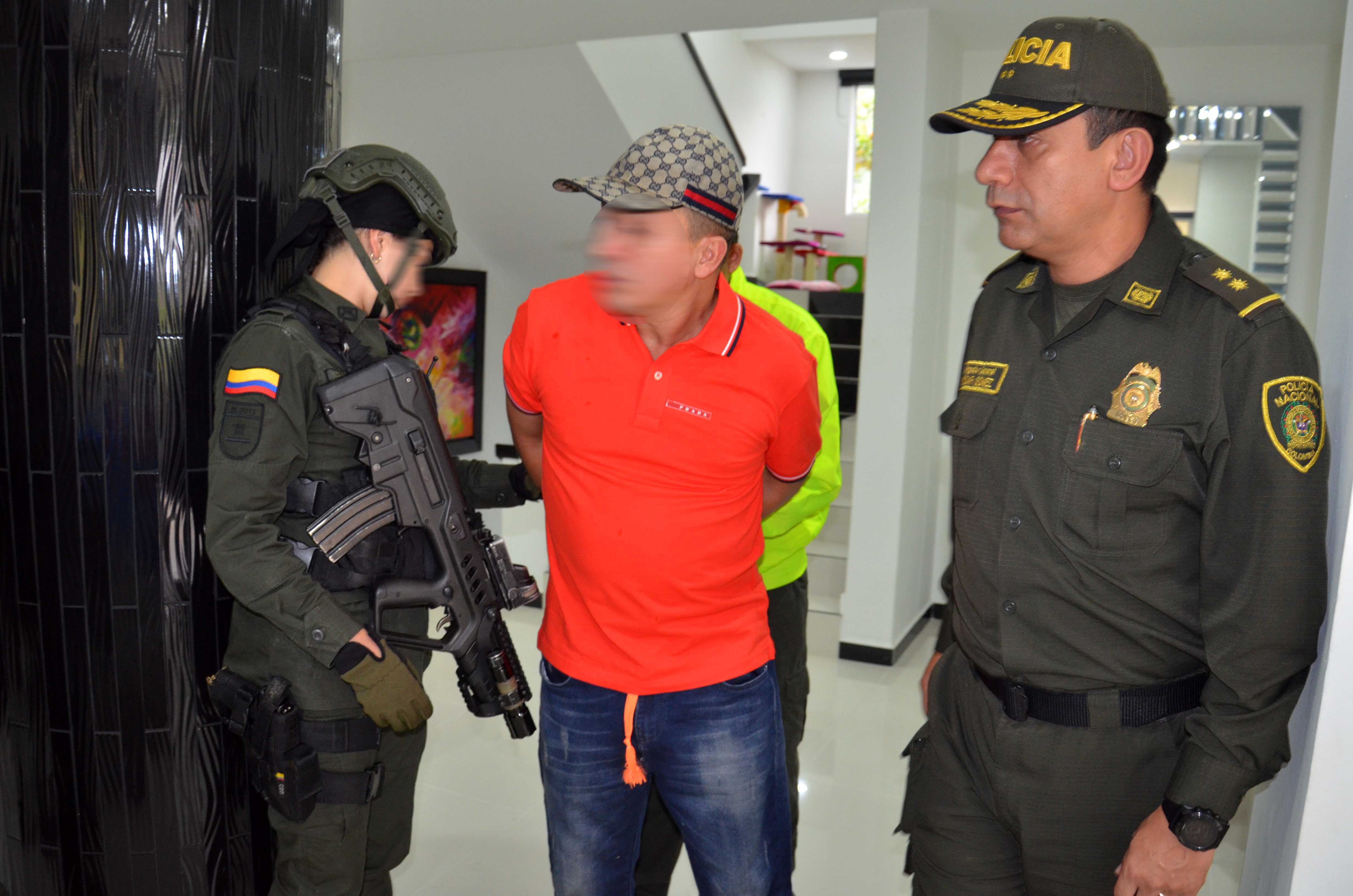 Policía conduccen a "Elkin triana" luego de su captura en Amagá Antioquia 