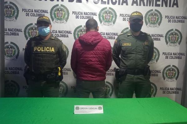 Sujeto capturado mediante orden judicial por el delito de violencia intrafamiliar persona capturada- policias custodiando