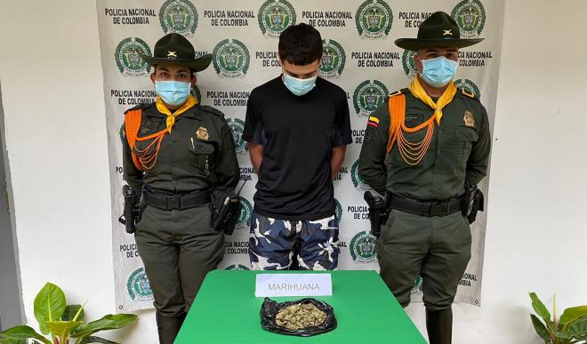 Dos hombres son capturados en Armenia con varios gramos de marihuana 1 persona capturada-policías custodiando