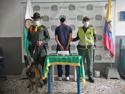 En la terminal de transporte es capturado un hombre con estupefacientes una persona capturada-policías custodiando
