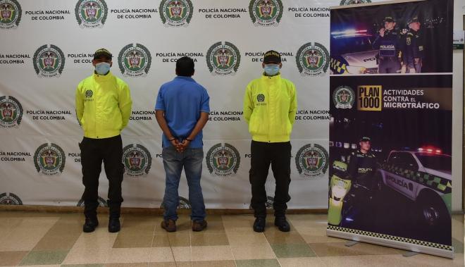 Ciudadano capturado por orden judicial dentro del plan cazador una persona capturada-policías custodiando