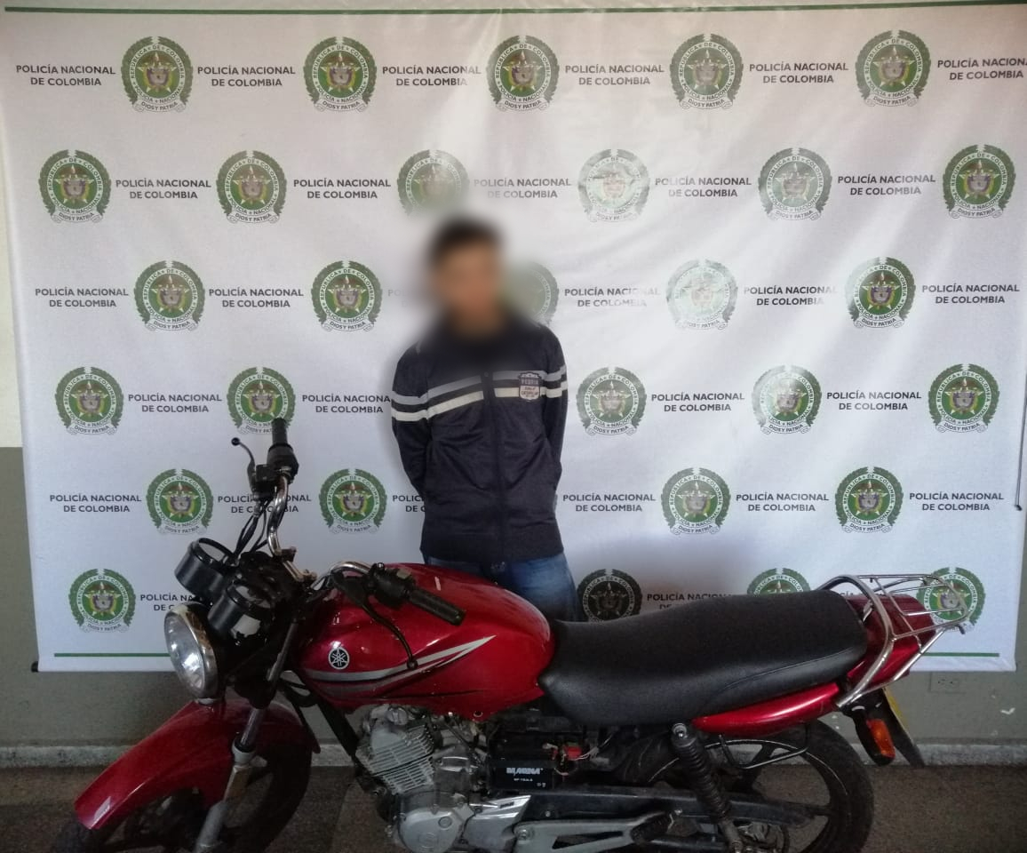 Con brazalete electrónico se movilizaba en una motocicleta que figuraba como hurtada 