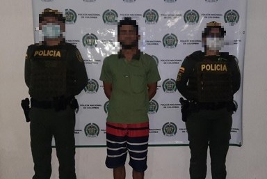 Una persona capturada-policías custodiando