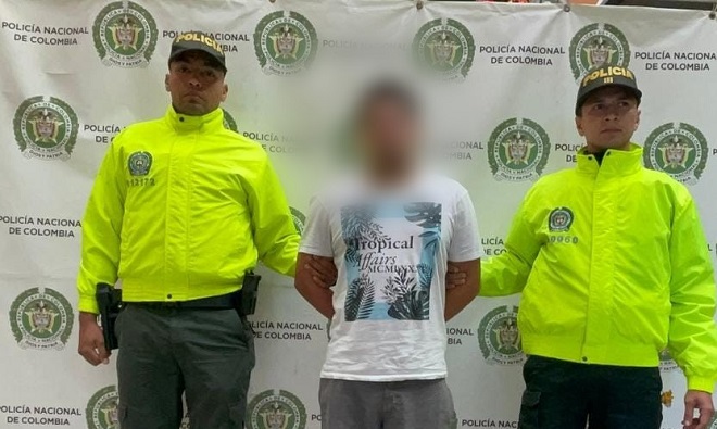Policías custodia a persona capturada por un homicidio en Medellín