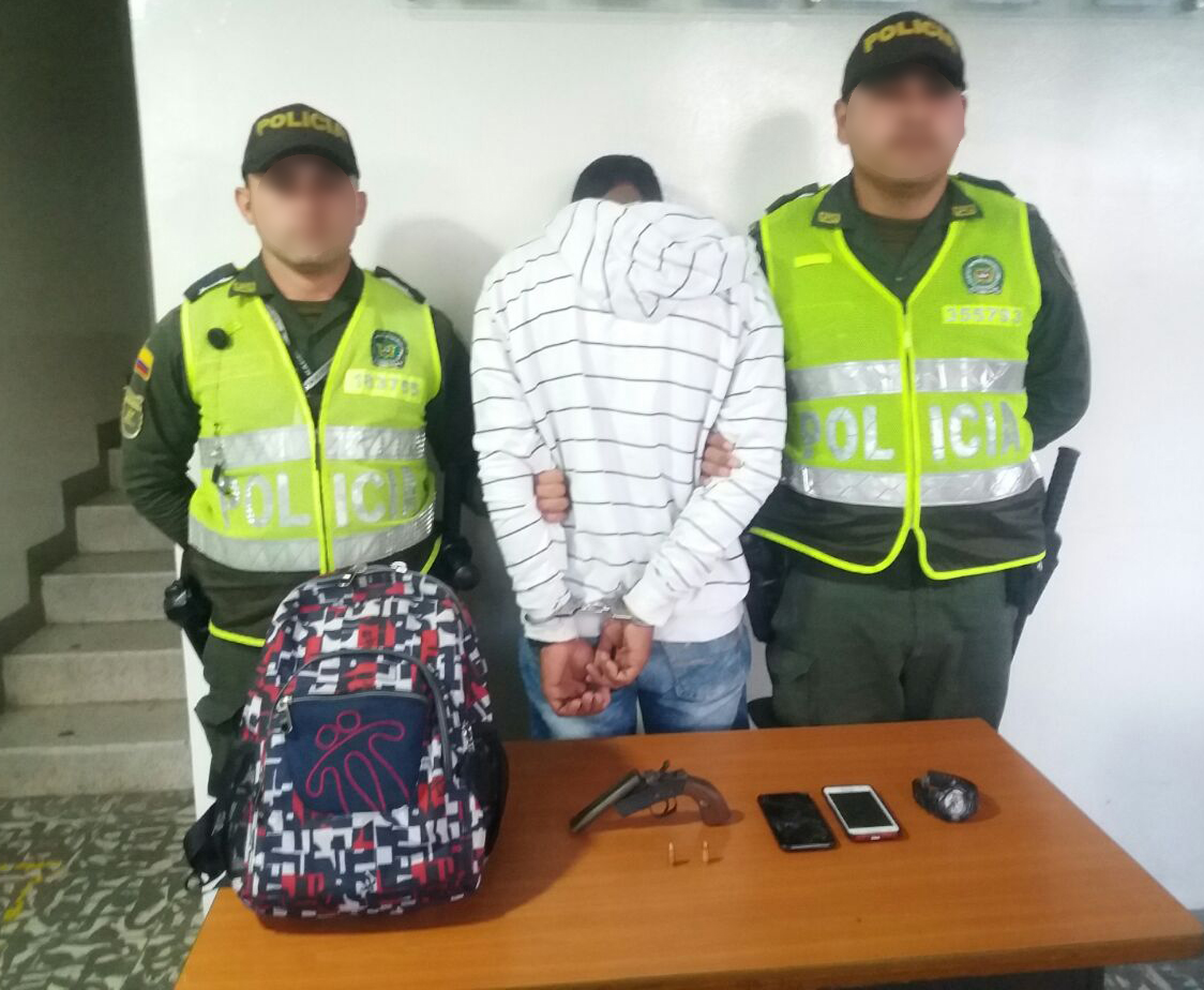 Este sujeto mediante la intimidación con arma de fuego, le hurtó a tres adolescentes sus pertenencias Capturado hombre en las últimas horas por los delitos de hurto calificado y agravado y porte ilegal