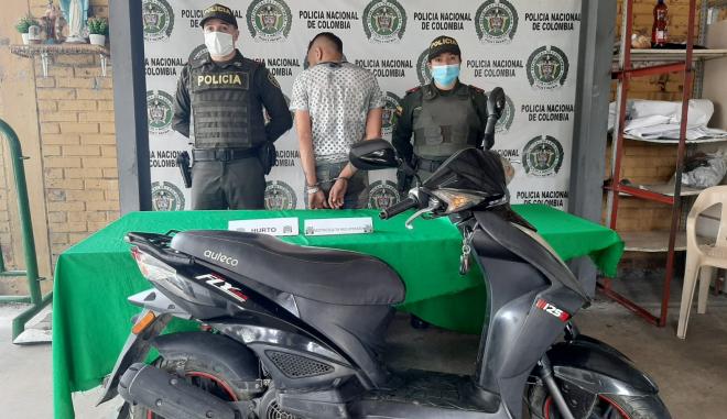 En Armenia y Calarcá se logra la recuperación de dos motocicletas Motocicleta recuperada-policías custodiando-una persona capturada