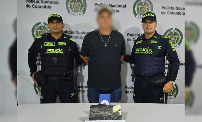 La Policía Nacional reitera su compromiso con la seguridad ciudadana y la lucha contra el tráfico de estupefacientes. El ciudadano fue capturado y puesto a disposición de la URI de Soledad.