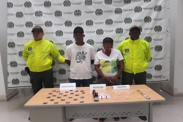 Capturamos a madre e hijo, en flagrancia por porte y tráfico de estupefacientes. Capturamos-a-madre-e-hijo,-en-flagrancia-por-porte-y-tráfico-de-estupefacientes.