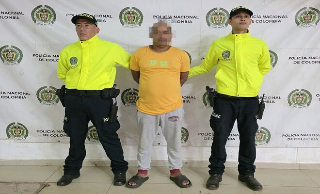 Dos Policías Con Un capturado