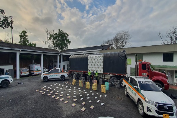 600 kilos de marihuana venían en medio de utensilios de panadería 1 persona capturada-policías custodiando-alucinógeno incautado