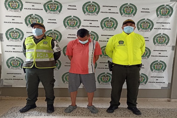 En zona rural de Santuario, capturada una persona por el delito de acceso carnal violento 1 persona capturada- policías custodiando